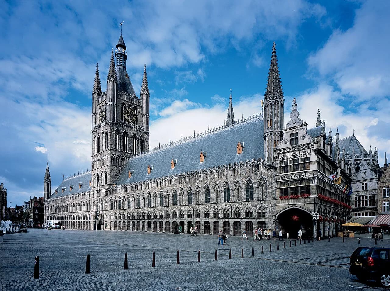 Ypres sightseeing: plan your day around the gate and the front line