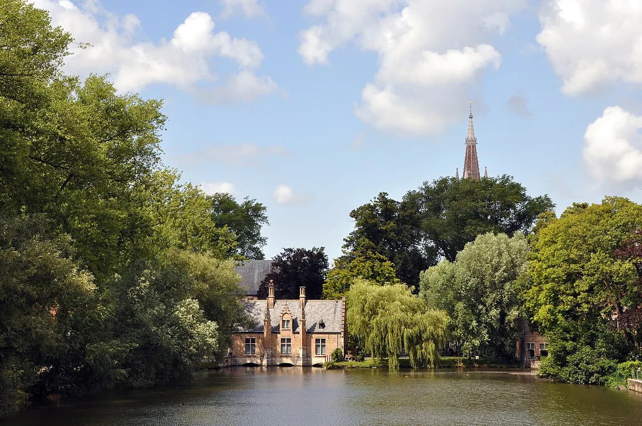 Parks in Bruges: Minnewaterpark, the Lake of Love and the Green Ramparts