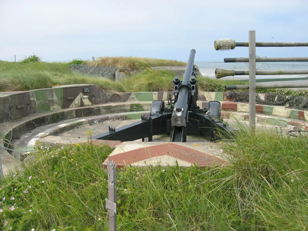 An artillery gun in its emplacement at the Atlantic Wall site in Raversijde.