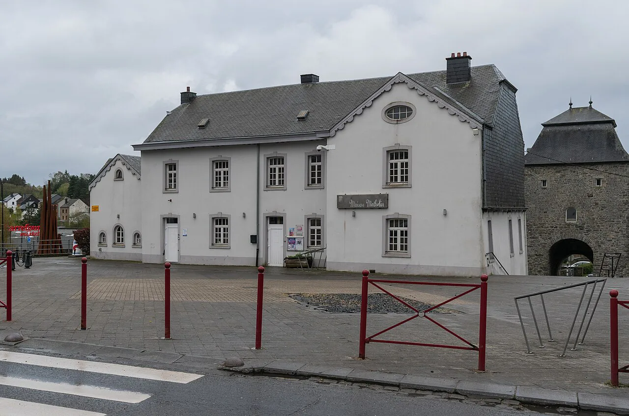 A whitewashed historic building on Rue Gustave-Delperdange, Bastogne.