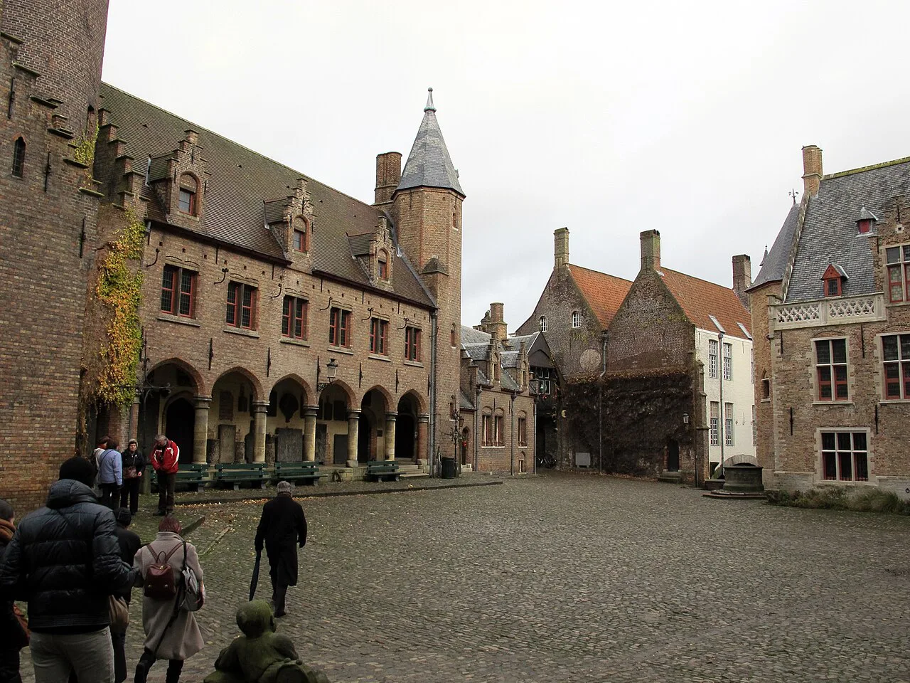 The cobbled courtyard of the Gruuthuse Museum in Bruges.