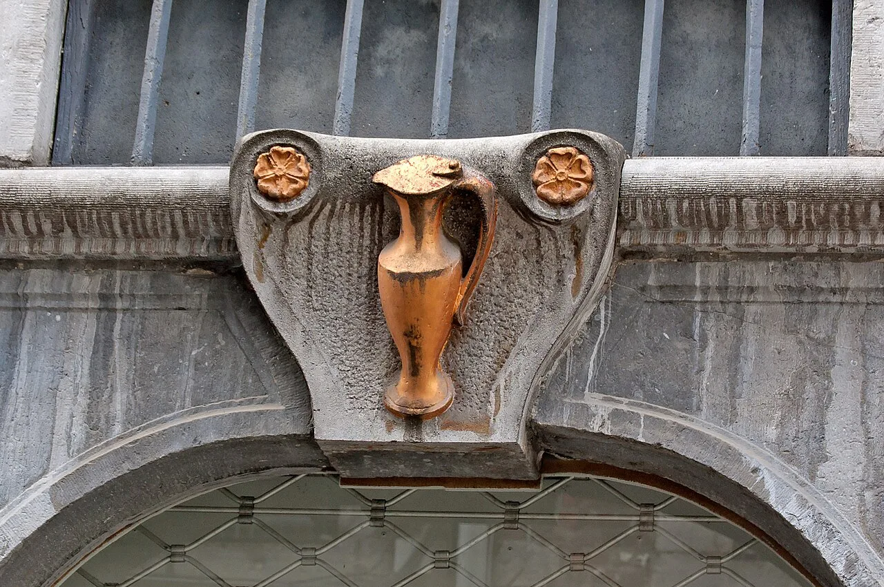 The pot-shaped keystone above a doorway on Rue du Pot d'Or, Liège.