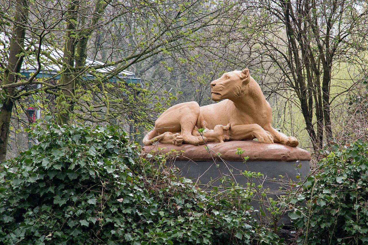The lioness sculpture among the greenery of Leopold Park in Ostend.