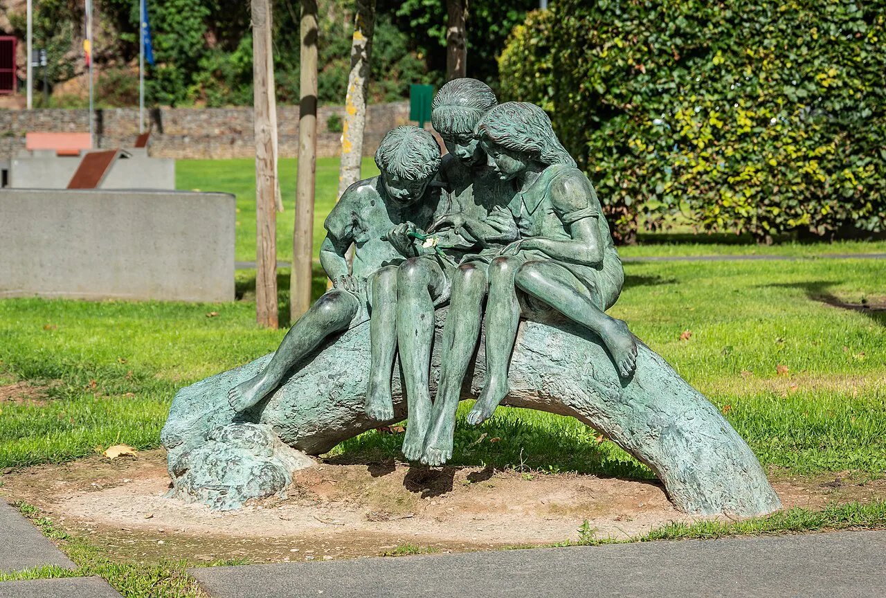A bronze statue of a group of children in Malmedy.