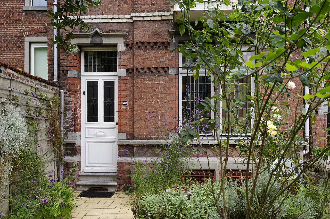 A brick house and garden in the Impasse de la Vignette, one of the small courtyards of old Liège.