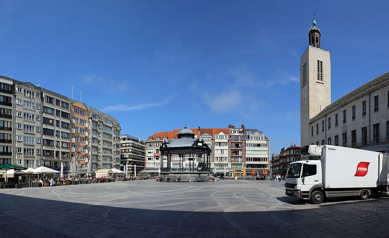 A wide view across the Wapenplein, Ostend.